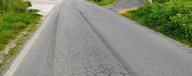 La carretera principal de Folgoso se queda pequeña